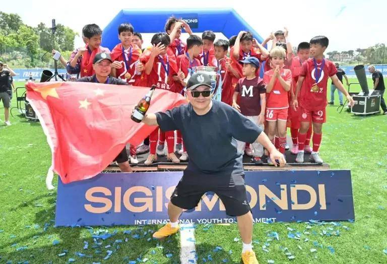 人民日报央视力挺！董路带队干翻欧洲豪门，40万奖金分给14个孩子
